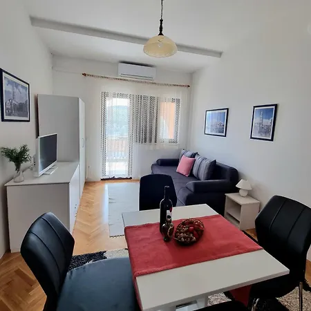 아파트 Vedrana 로고즈니차